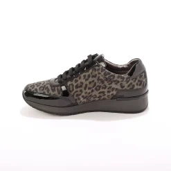 Comfortabele sneakers in gelakt leer, met sleehak, LWG gecertificeerd - vlekkenprint