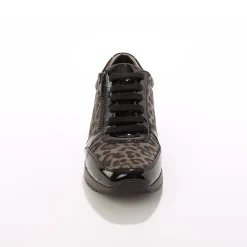 Comfortabele sneakers in gelakt leer, met sleehak, LWG gecertificeerd - vlekkenprint
