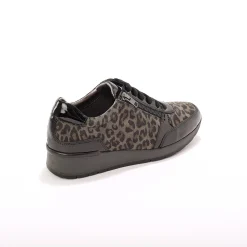 Comfortabele sneakers in gelakt leer, met sleehak, LWG gecertificeerd - vlekkenprint
