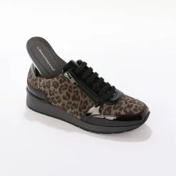 Comfortabele sneakers in gelakt leer, met sleehak, LWG gecertificeerd - vlekkenprint
