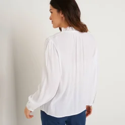 Effen bloes in crepon, kraag met stroken en macramé
