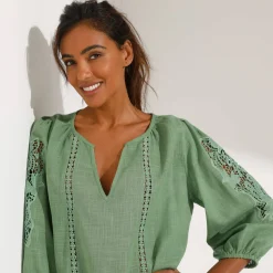 Effen bloes met macramé, geborduurde mouwen