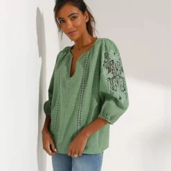 Effen bloes met macramé, geborduurde mouwen