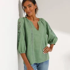 Effen bloes met macramé, geborduurde mouwen