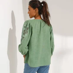 Effen bloes met macramé, geborduurde mouwen