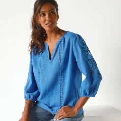 Effen bloes met macramé, geborduurde mouwen