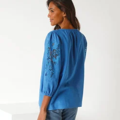 Effen bloes met macramé, geborduurde mouwen