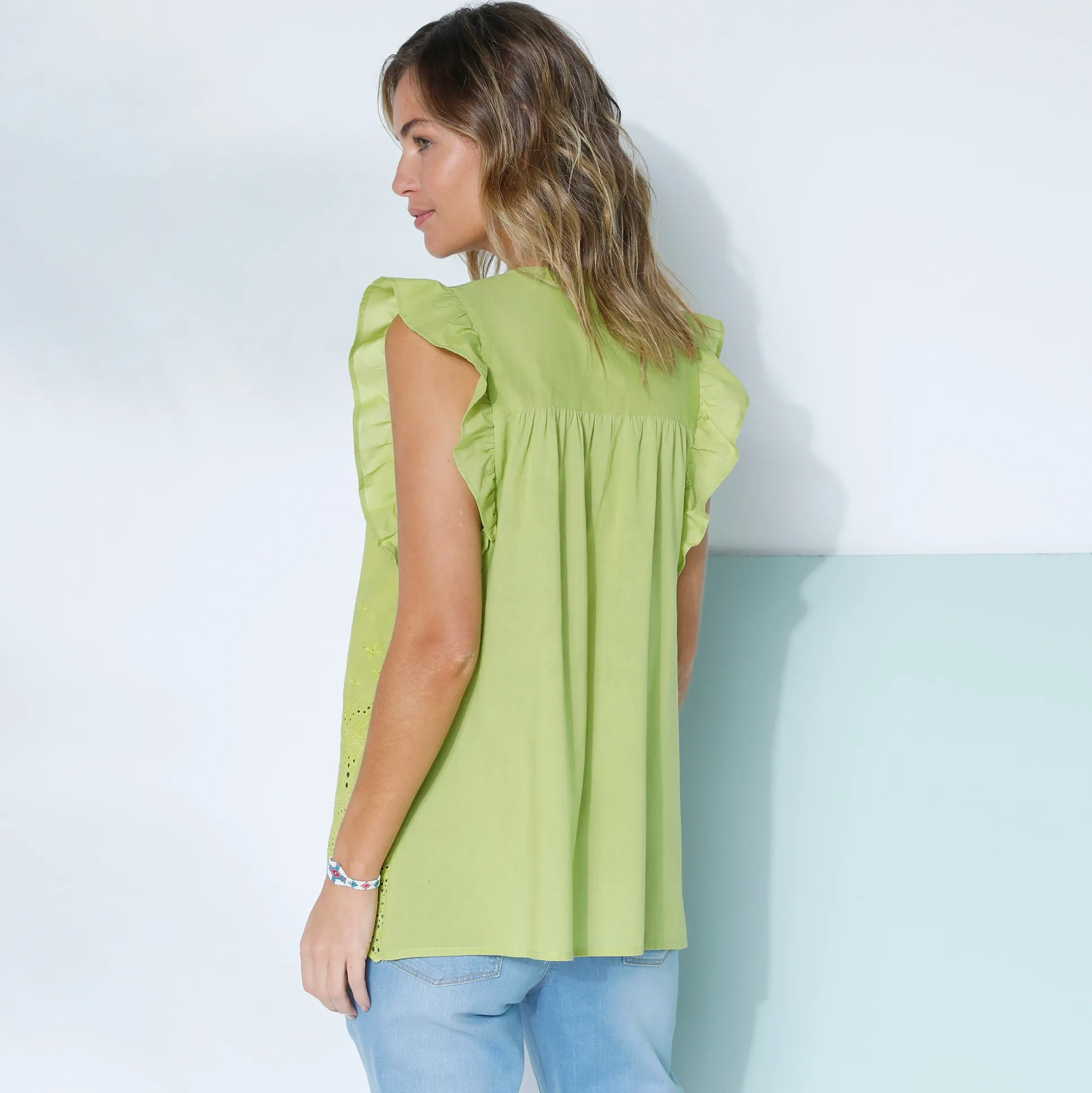 Effen bloes met V-hals en knoopsluiting, broderie anglaise