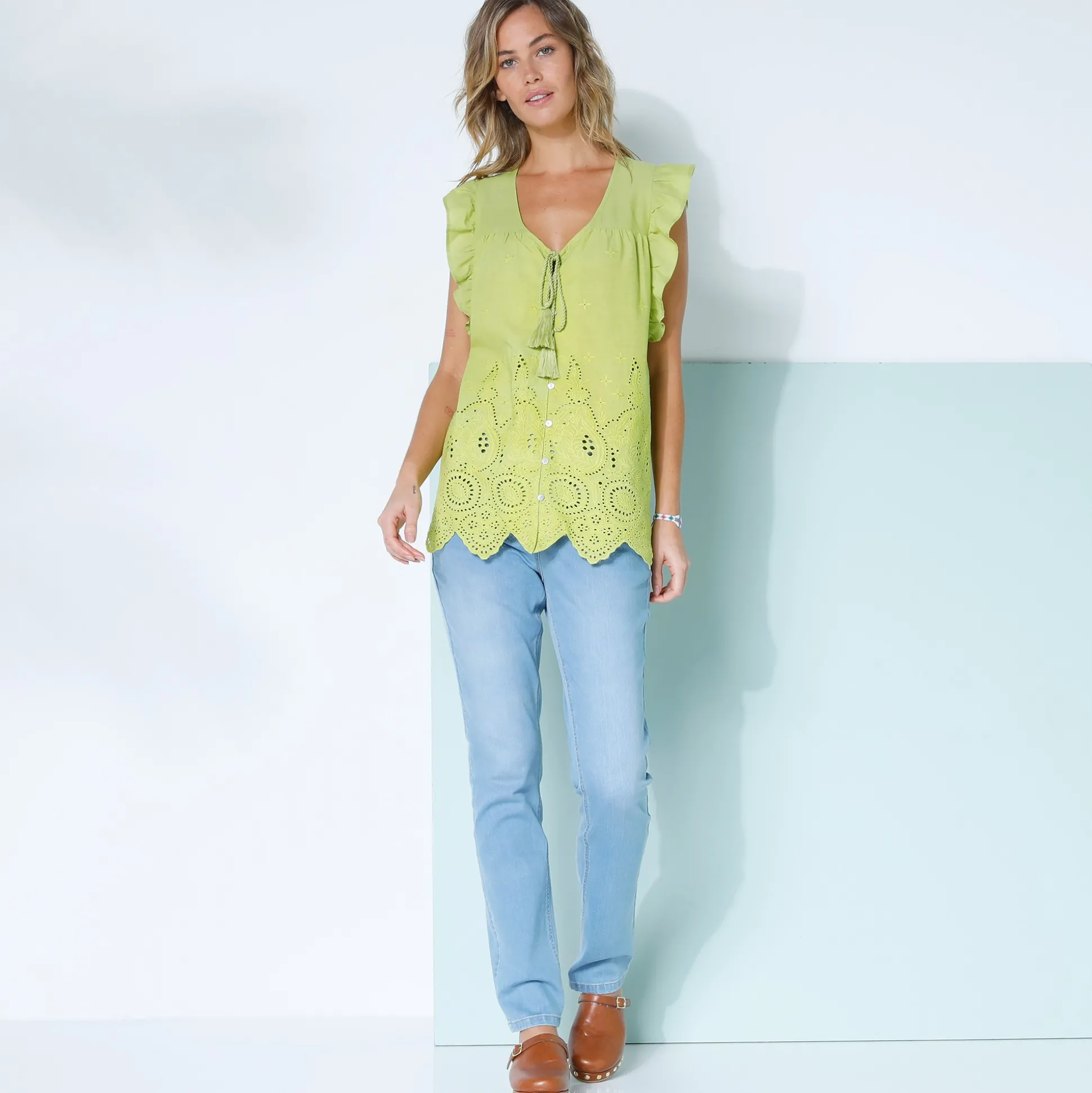 Effen bloes met V-hals en knoopsluiting, broderie anglaise