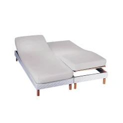 Effen hoeslaken in polyester-katoen voor gelede bedbodems, hoeken van 26 cm