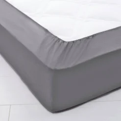 Effen hoeslaken in polyester-katoen, hoekdiepte 32 cm
