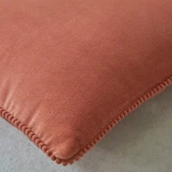Effen kussen in velours met fantasieafwerking