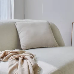 Effen kussen in velours met fantasieafwerking