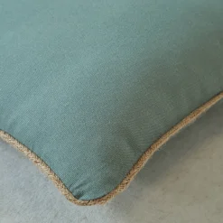 Effen kussen met juten biesje