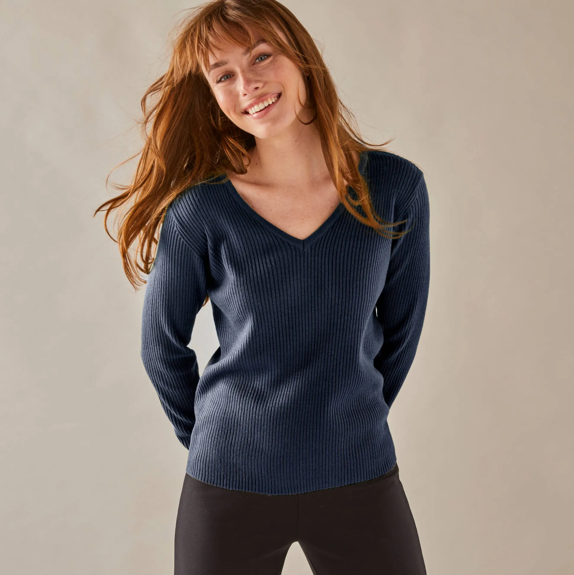 Effen trui in ribbeltricot met V-hals