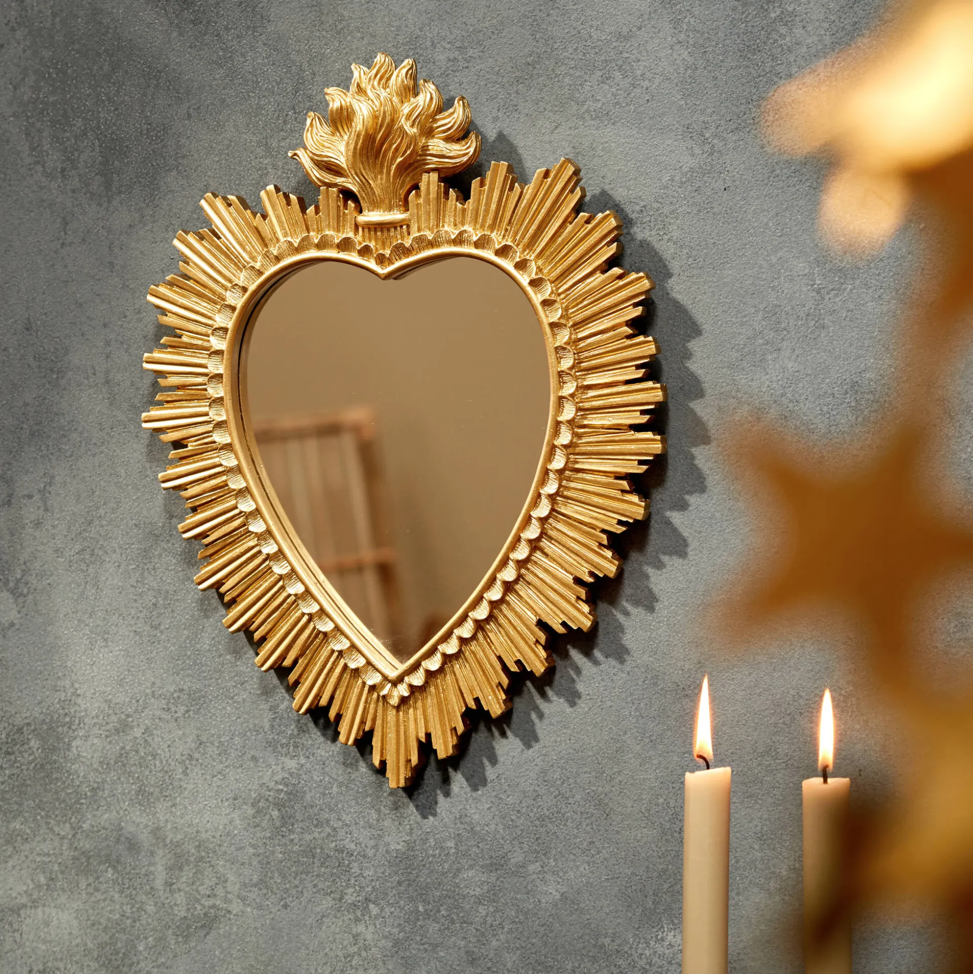 Ex-voto spiegel in hartvorm, goudkleurig polyhars
