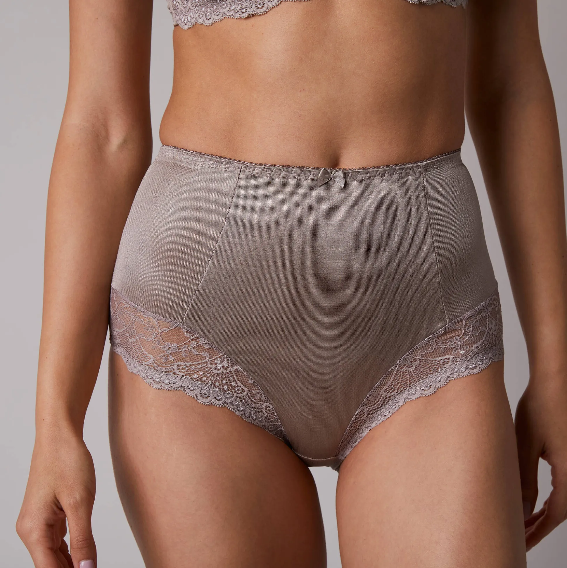 Gaineslip in glanstricot en kant Salford - set van 2