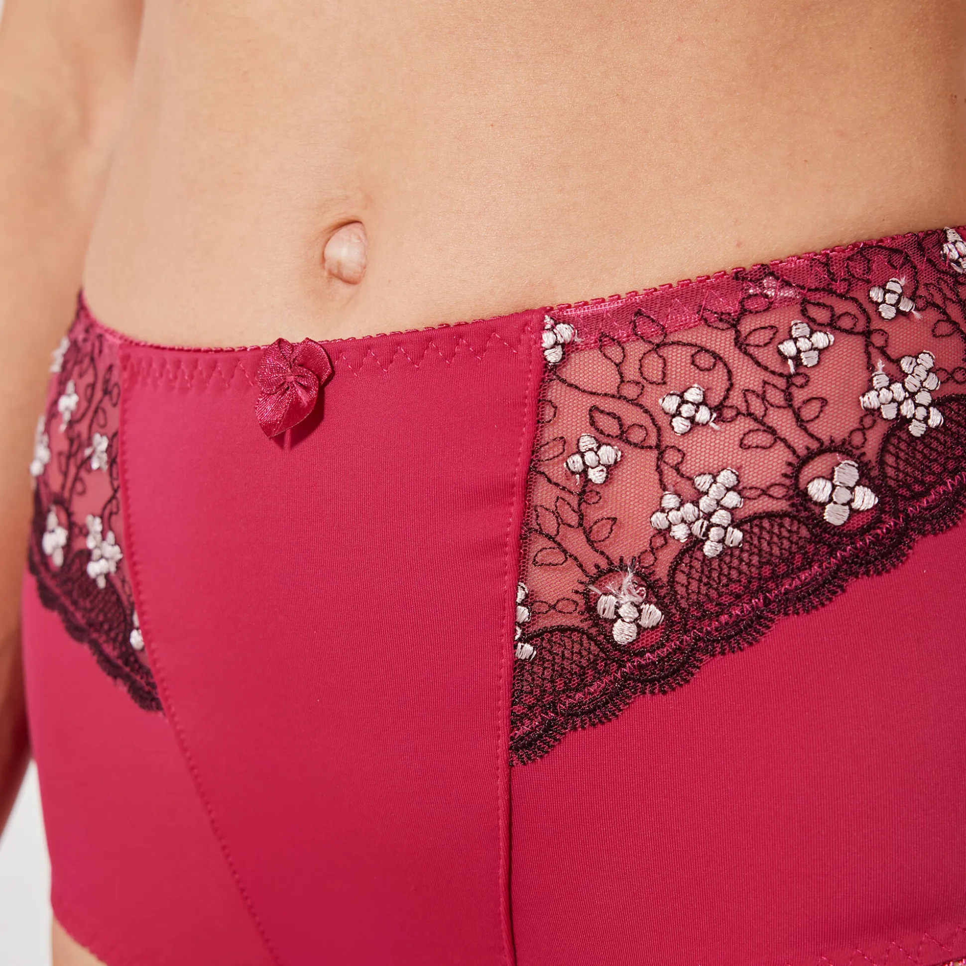 Gaineslip in microvezel en geborduurde tule Caminata