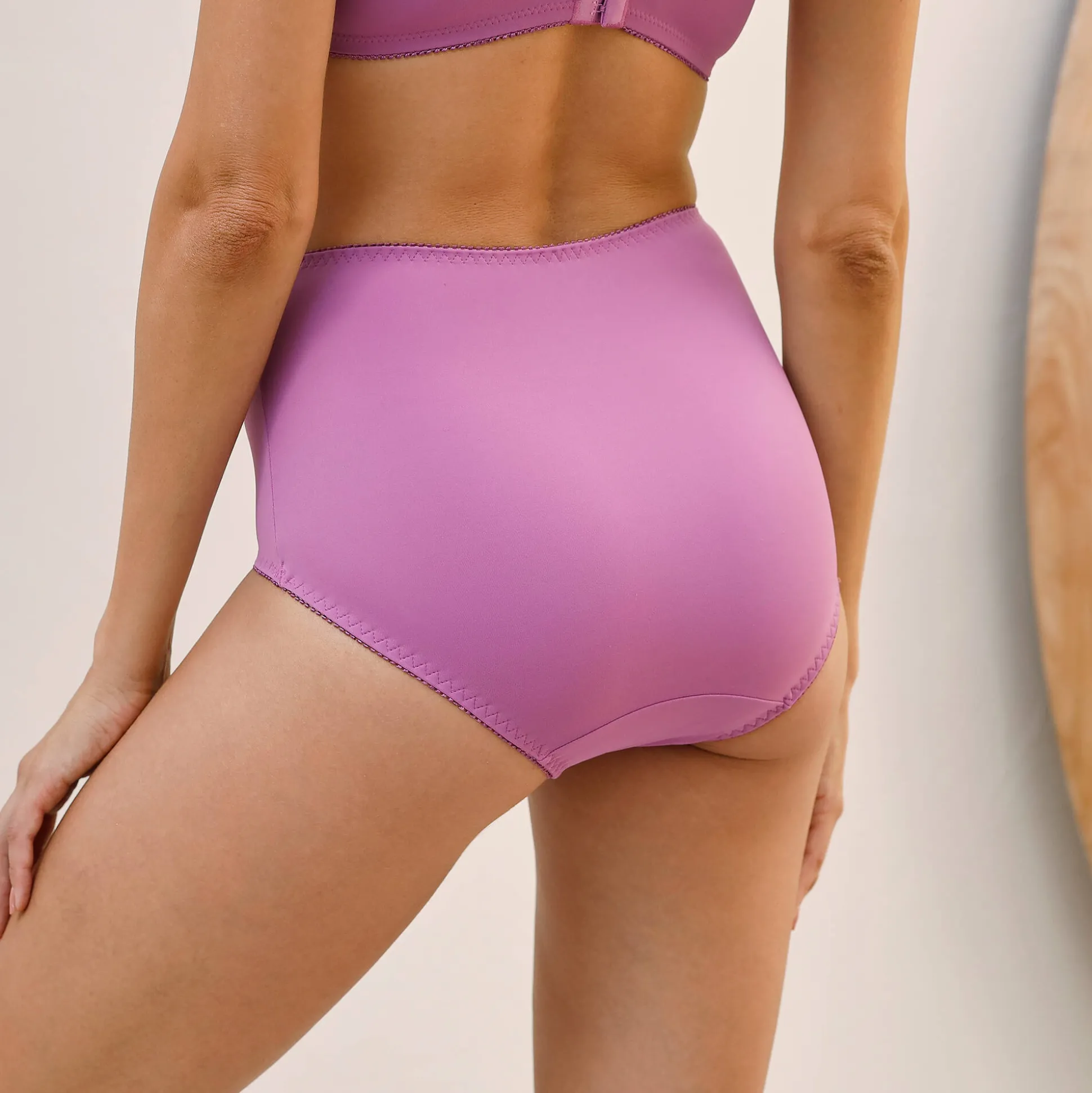 Gaineslip in microvezel en geborduurde tule Caminata