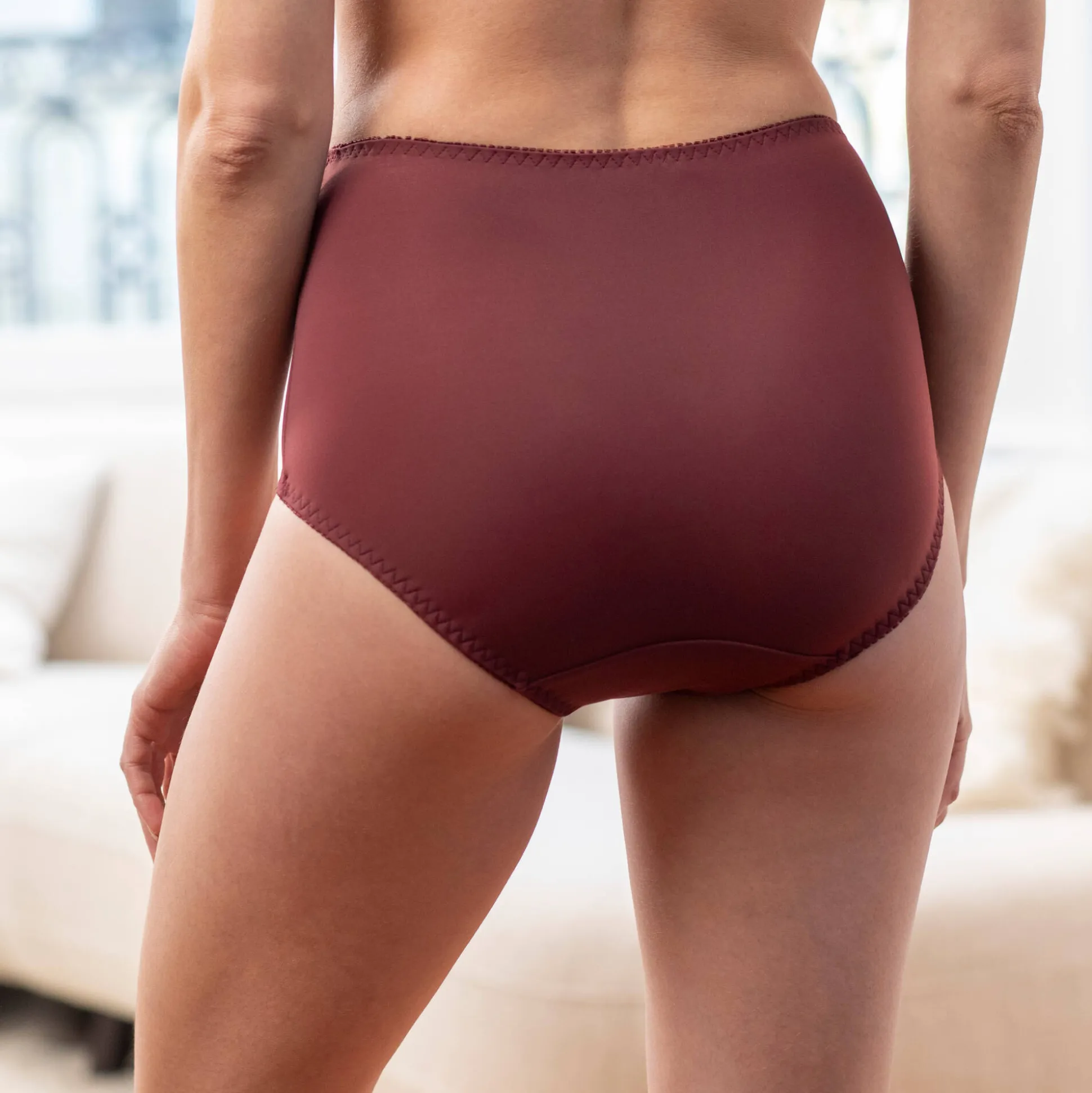 Gaineslip in microvezel en geborduurde tule Caminata
