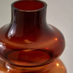 Gegolfde vaas in amberkleurig glas