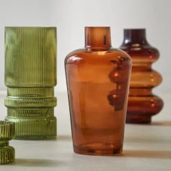 Gegolfde vaas in amberkleurig glas