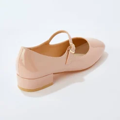 Gelakte schoenen met riempje en hak