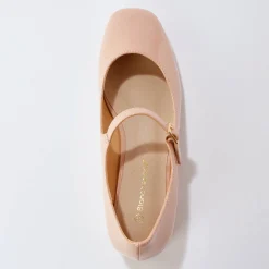 Gelakte schoenen met riempje en hak