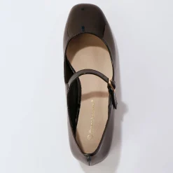 Gelakte schoenen met riempje en hak