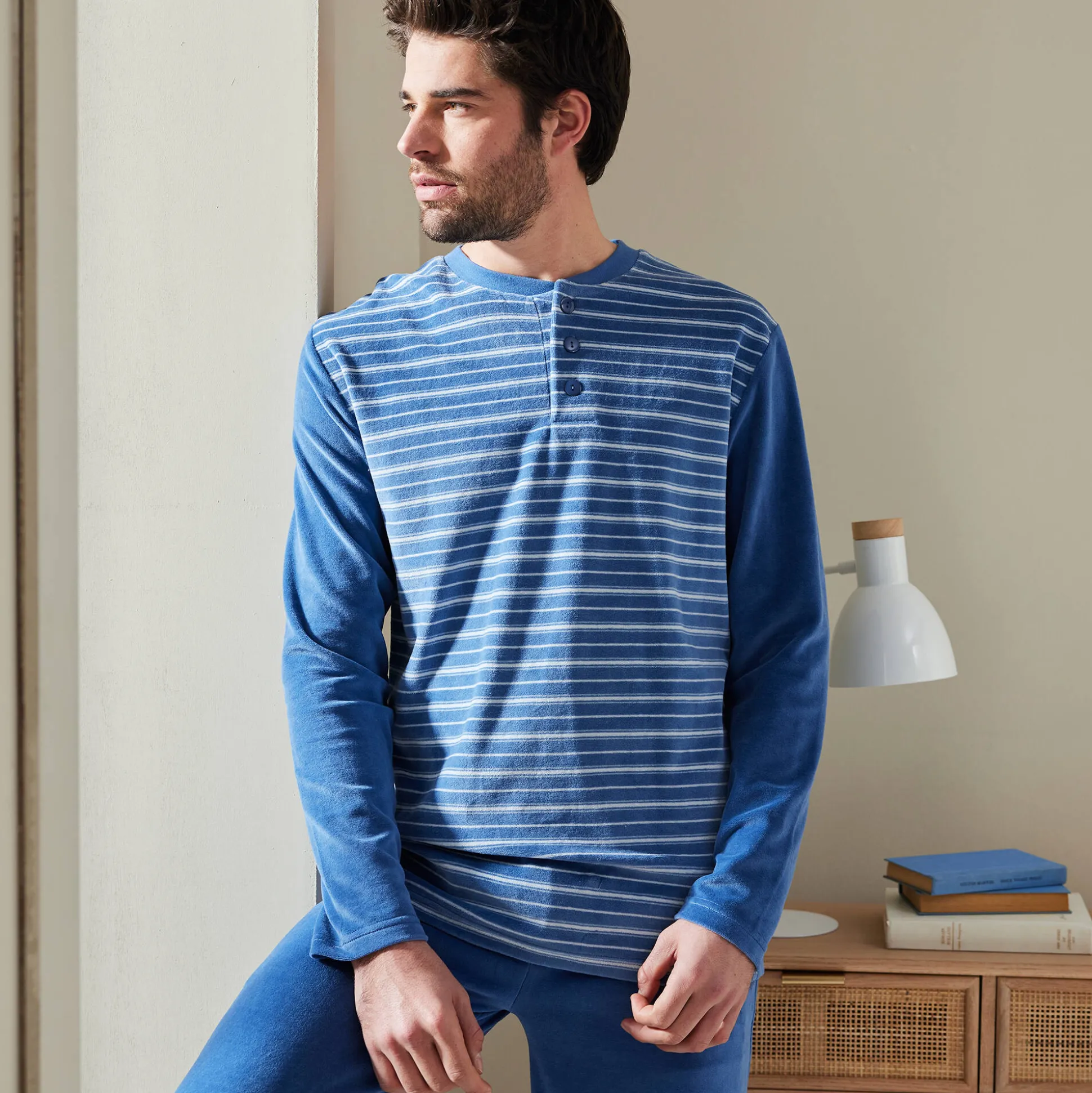 Gestreepte pyjama in velours met korte mouwen