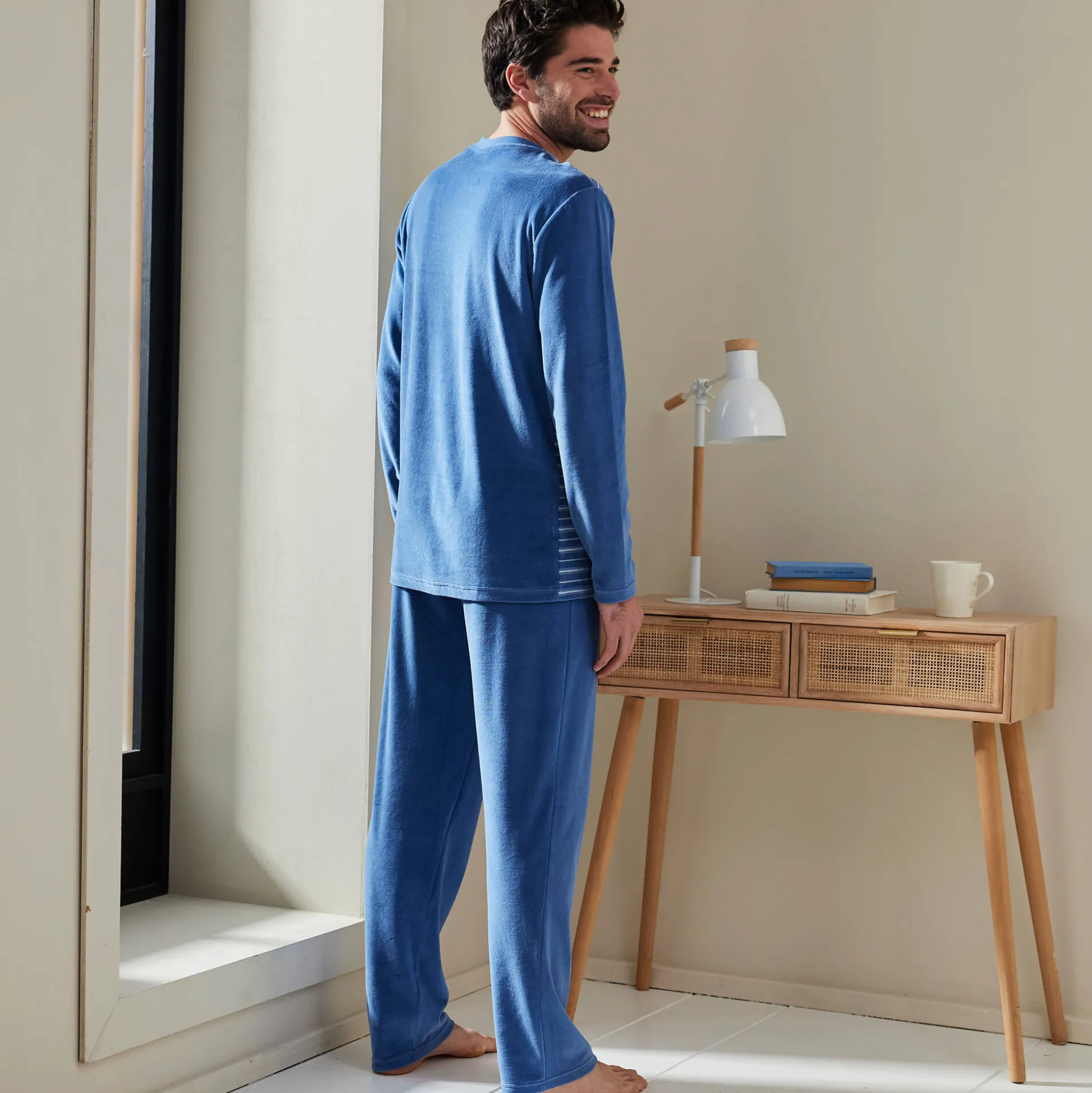 Gestreepte pyjama in velours met korte mouwen