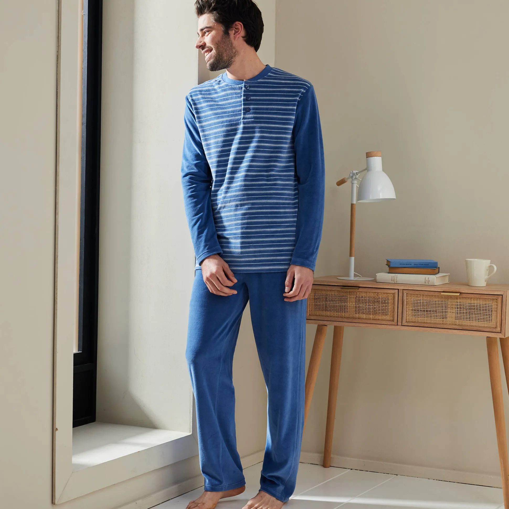 Gestreepte pyjama in velours met korte mouwen