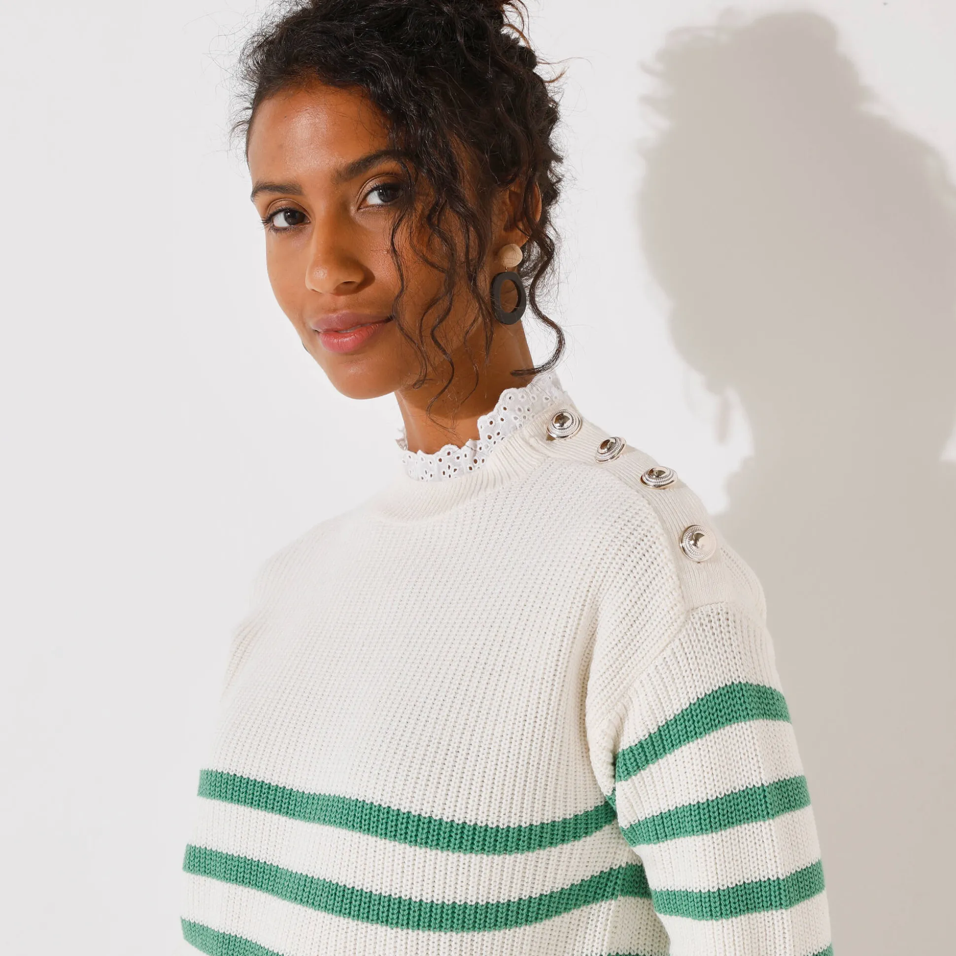 Gestreepte trui, hals in broderie anglaise