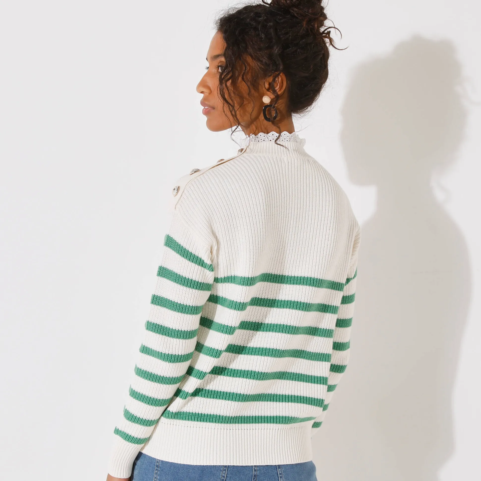 Gestreepte trui, hals in broderie anglaise