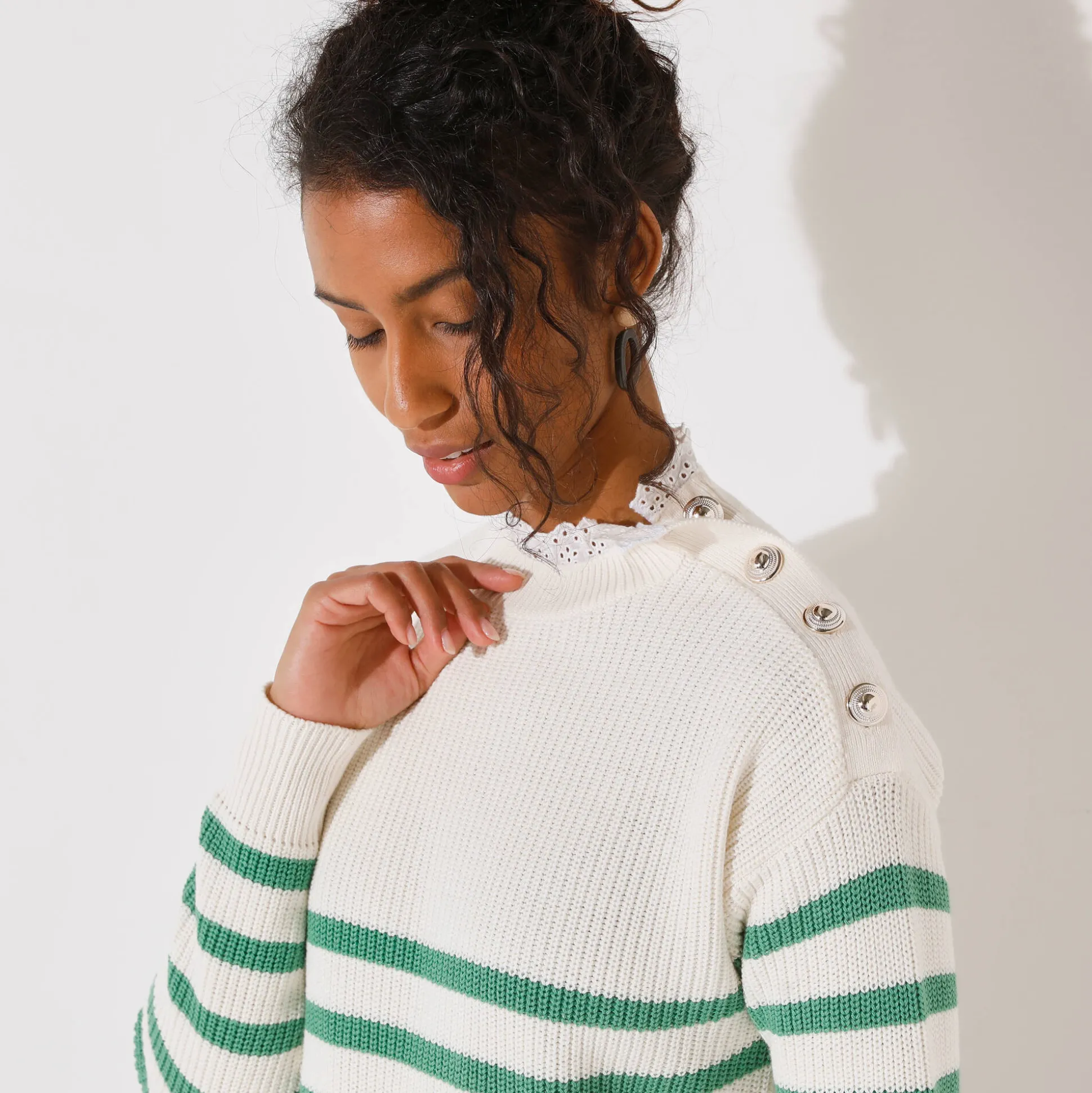 Gestreepte trui, hals in broderie anglaise