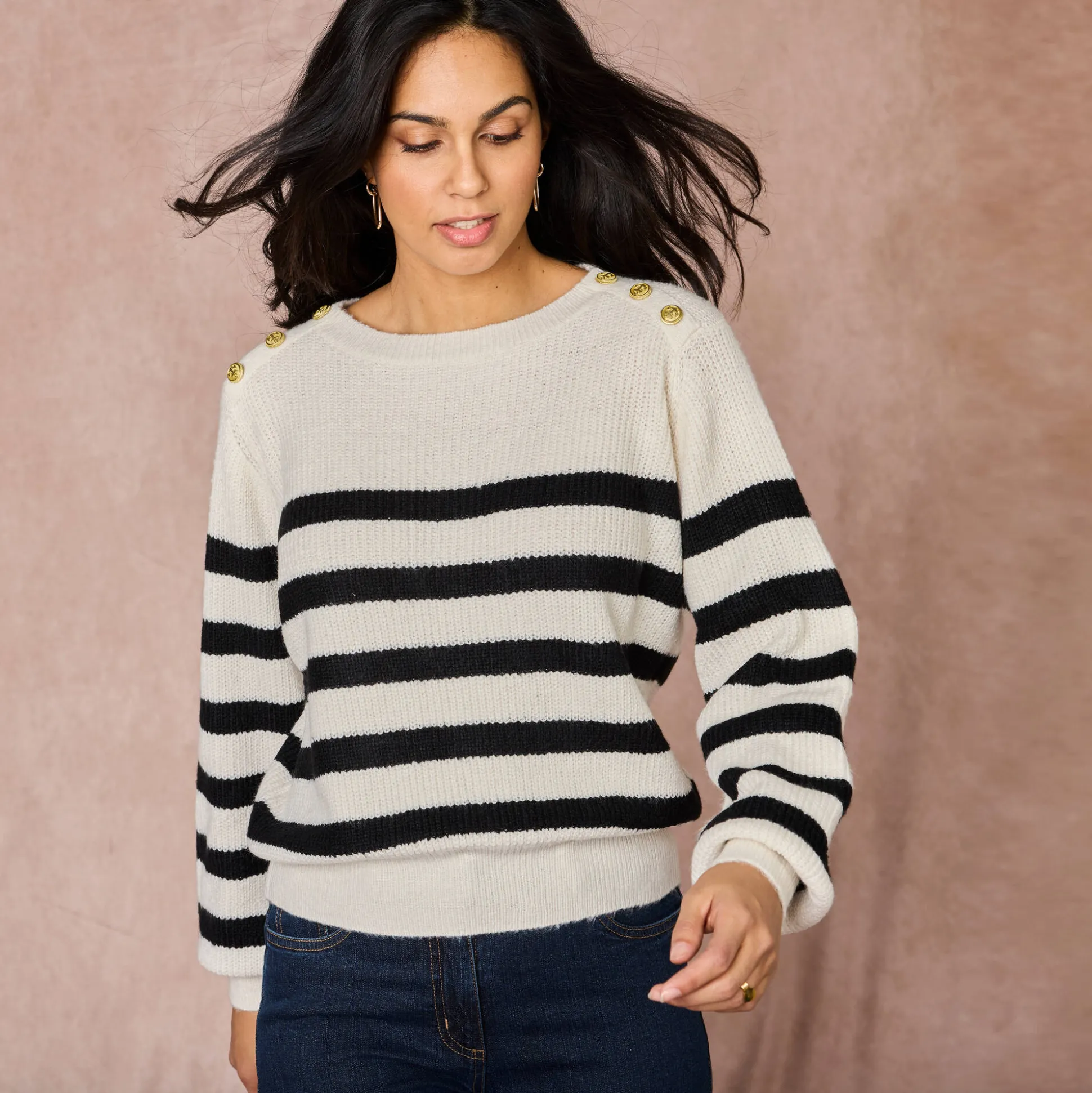 Gestreepte trui met goudkleurige knopen, patenttricot