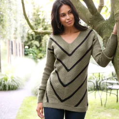 Gestreepte trui met V-hals - mohairtouch