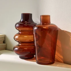 Gladde vaas in amberkleurig glas