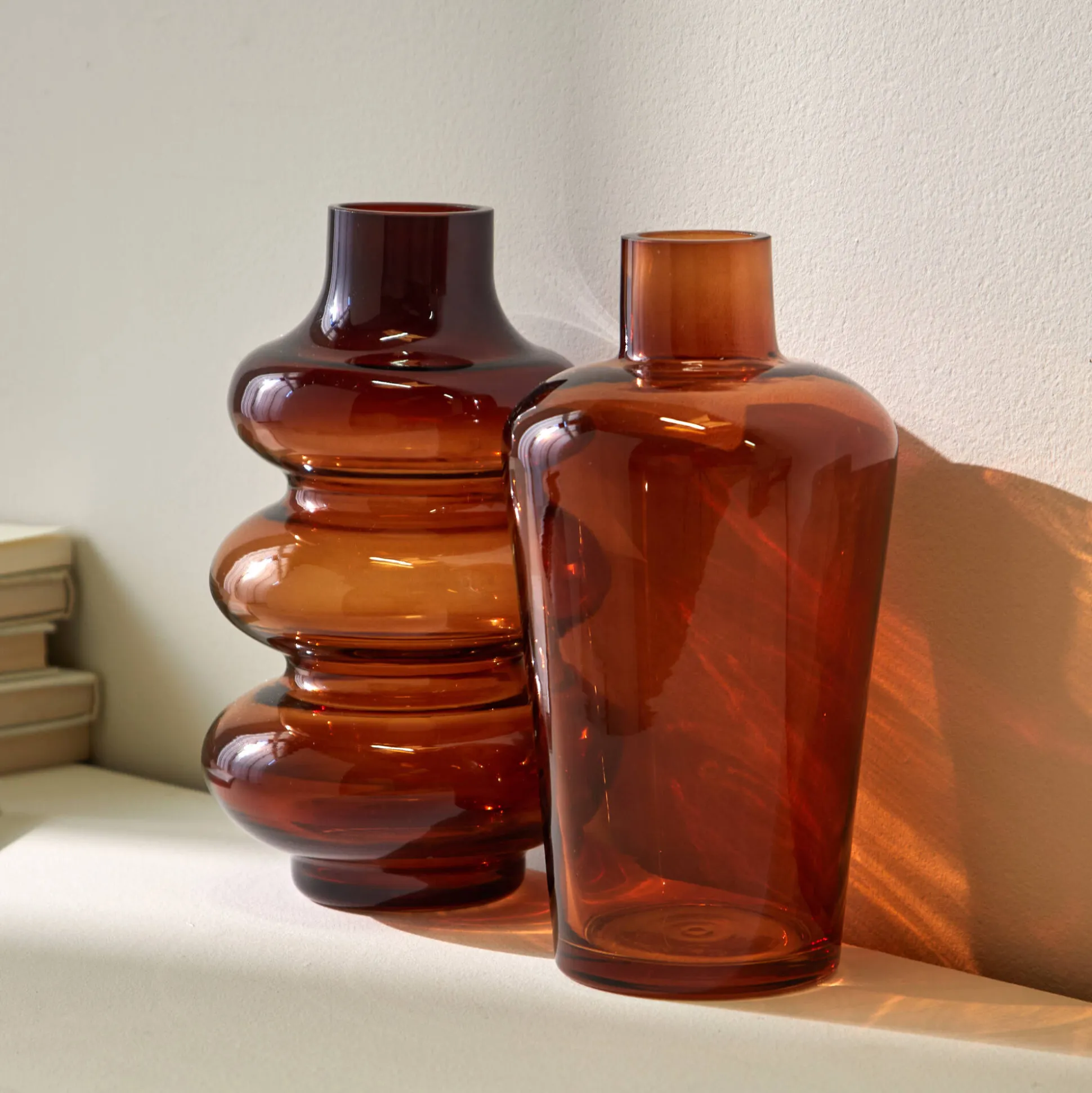 Gladde vaas in amberkleurig glas