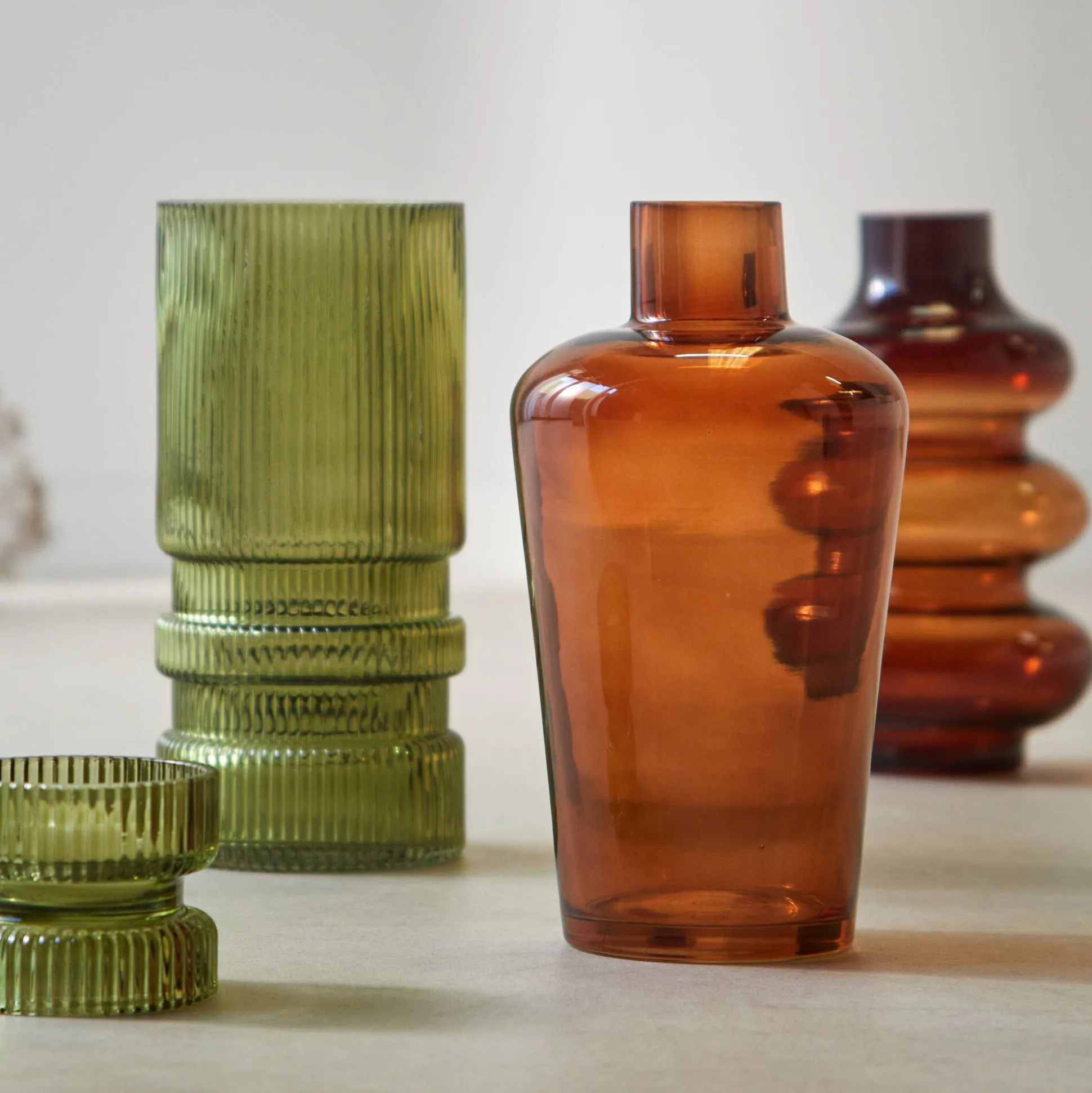 Gladde vaas in amberkleurig glas