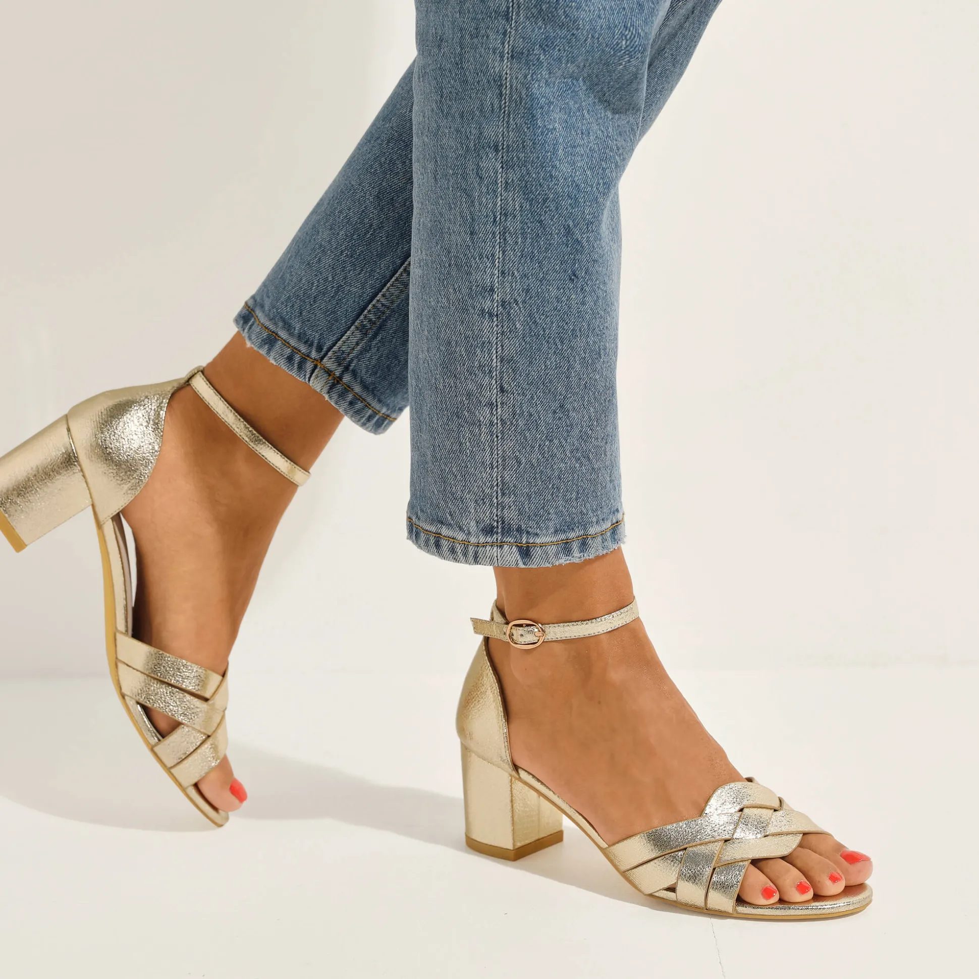 Goudkleurige sandalen met hak