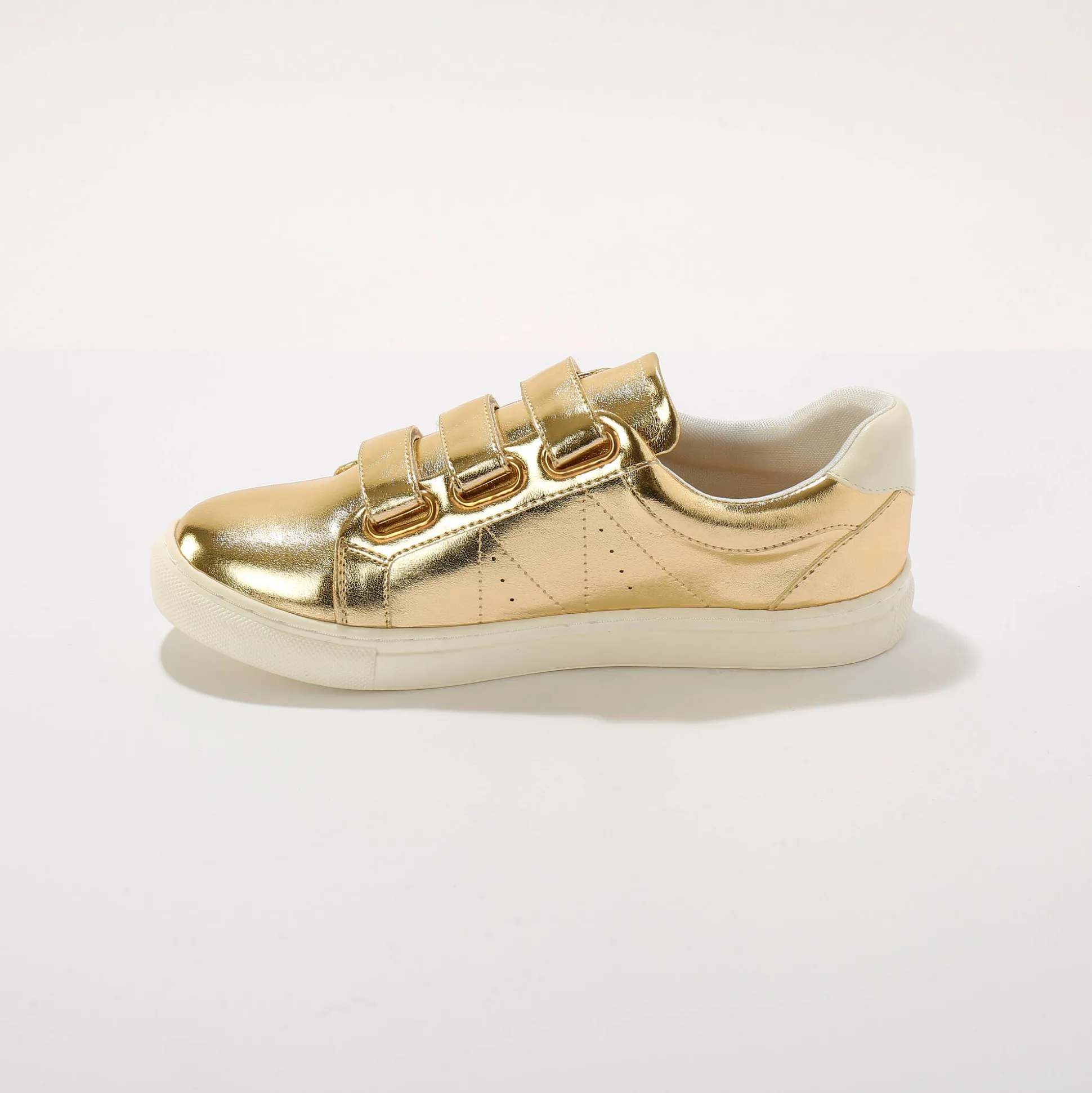 Goudkleurige sneakers met scratchsluiting