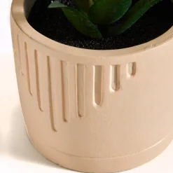 Groene kunstplant en pot in cement