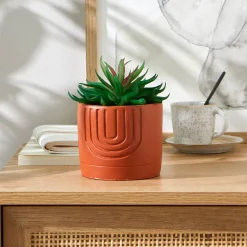 Groene kunstplant en pot in cement
