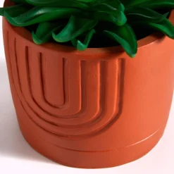 Groene kunstplant en pot in cement