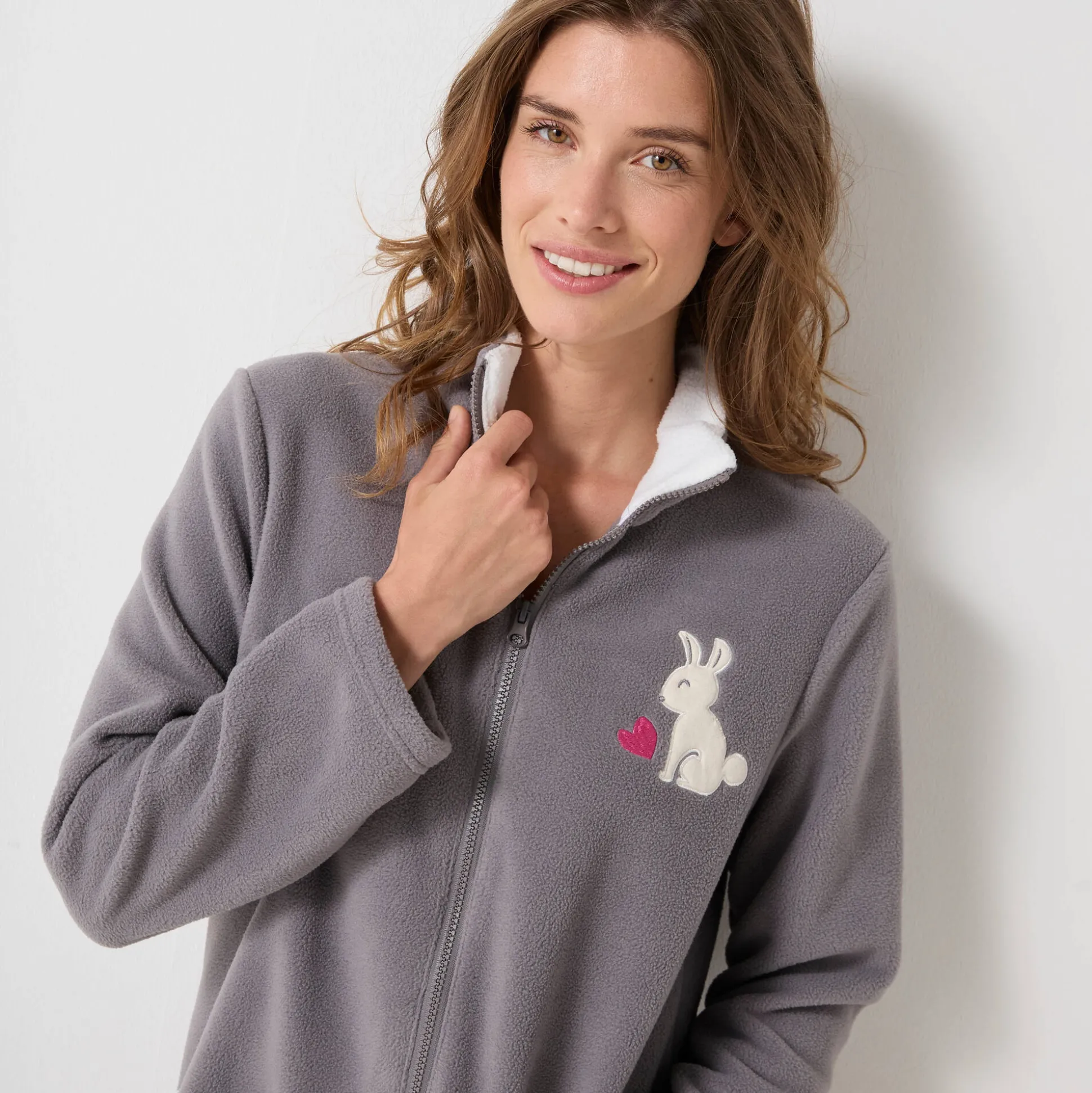 Halflange kamerjas met rits, in fleece, 'konijn' borduursel