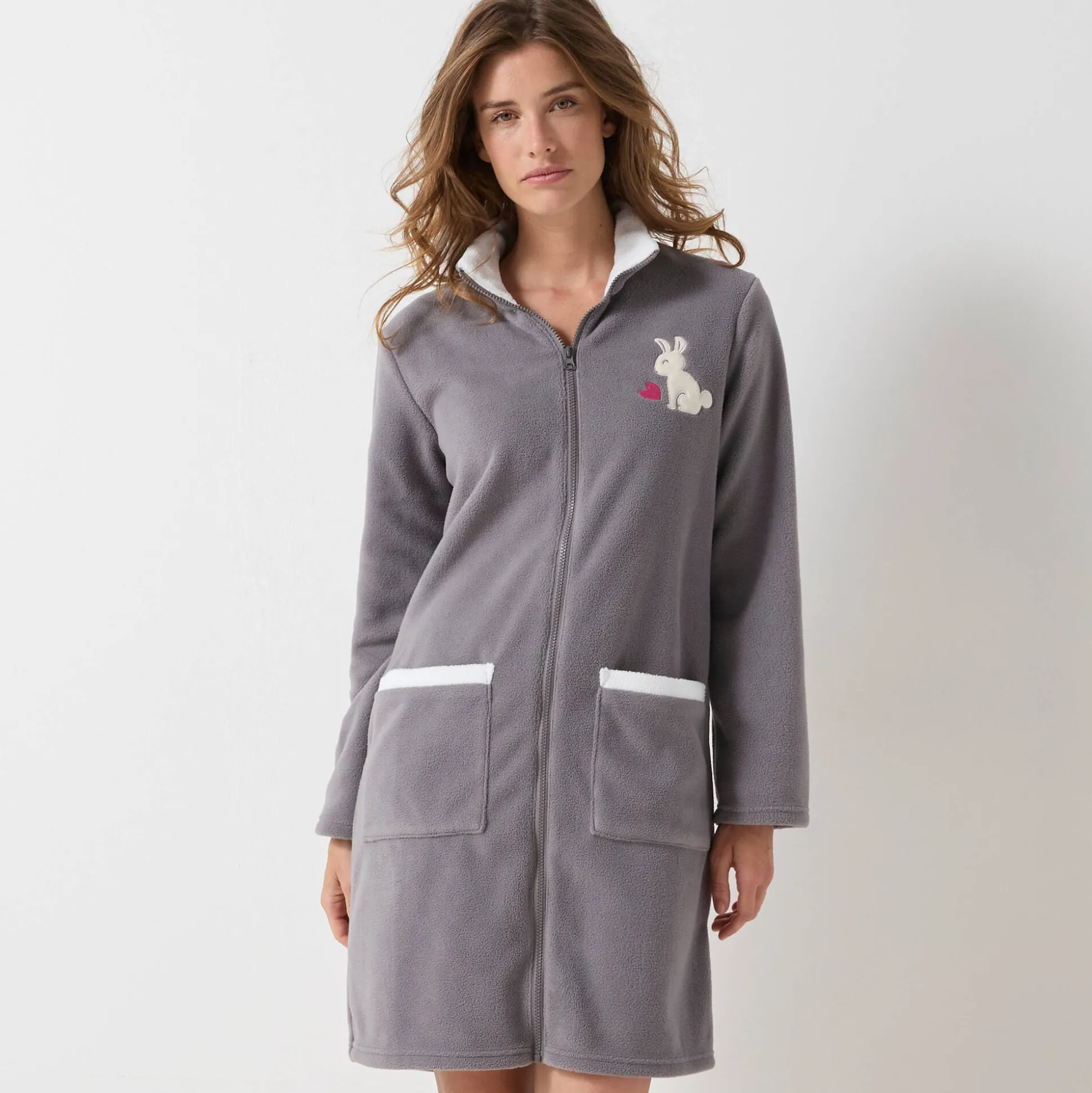 Halflange kamerjas met rits, in fleece, 'konijn' borduursel