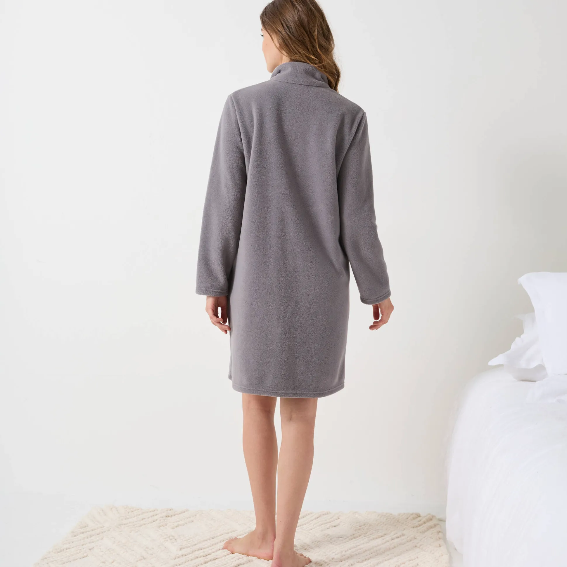 Halflange kamerjas met rits, in fleece, 'konijn' borduursel