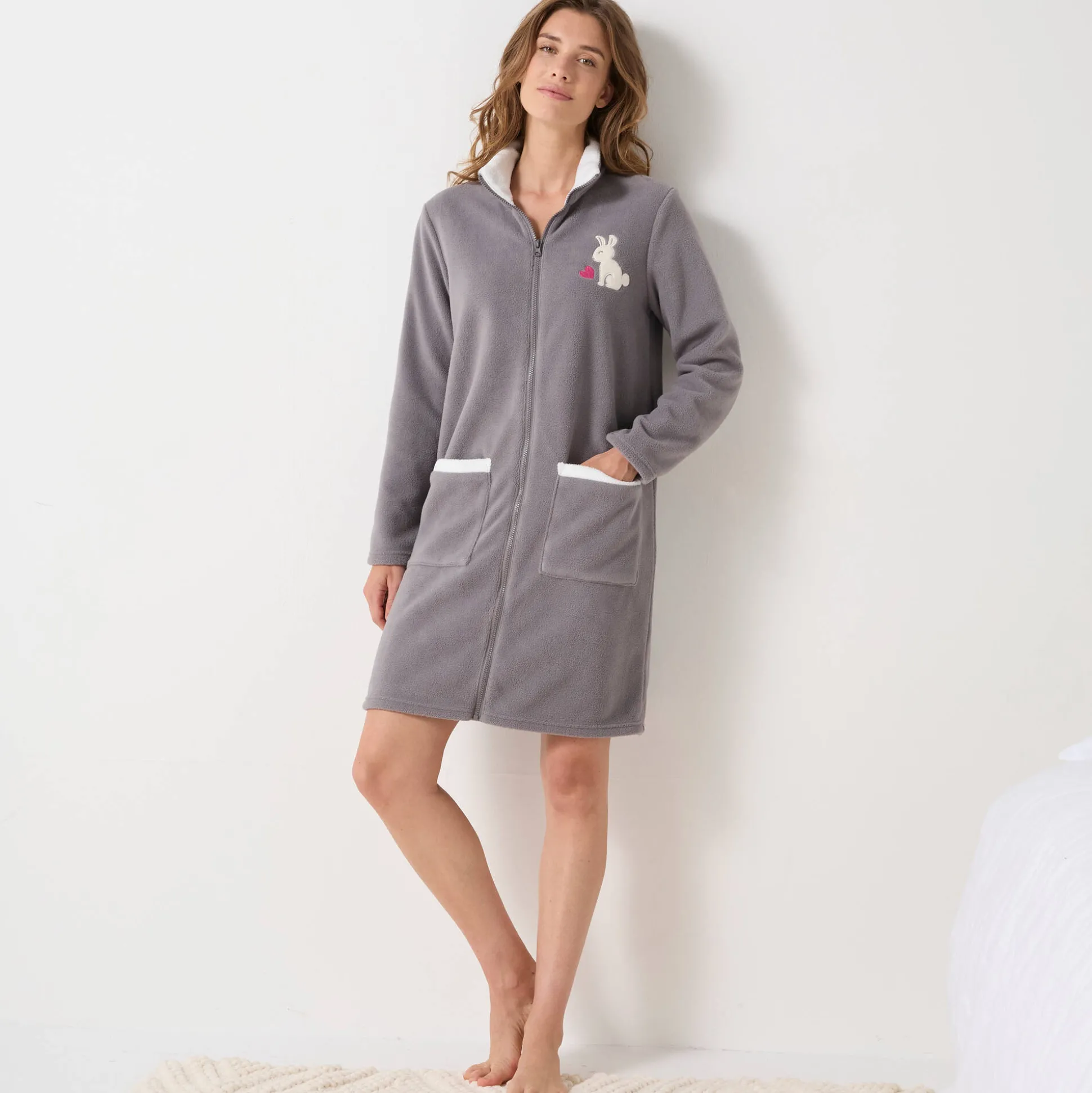 Halflange kamerjas met rits, in fleece, 'konijn' borduursel