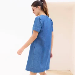 Hoesjurk met knopen, lichte jeans